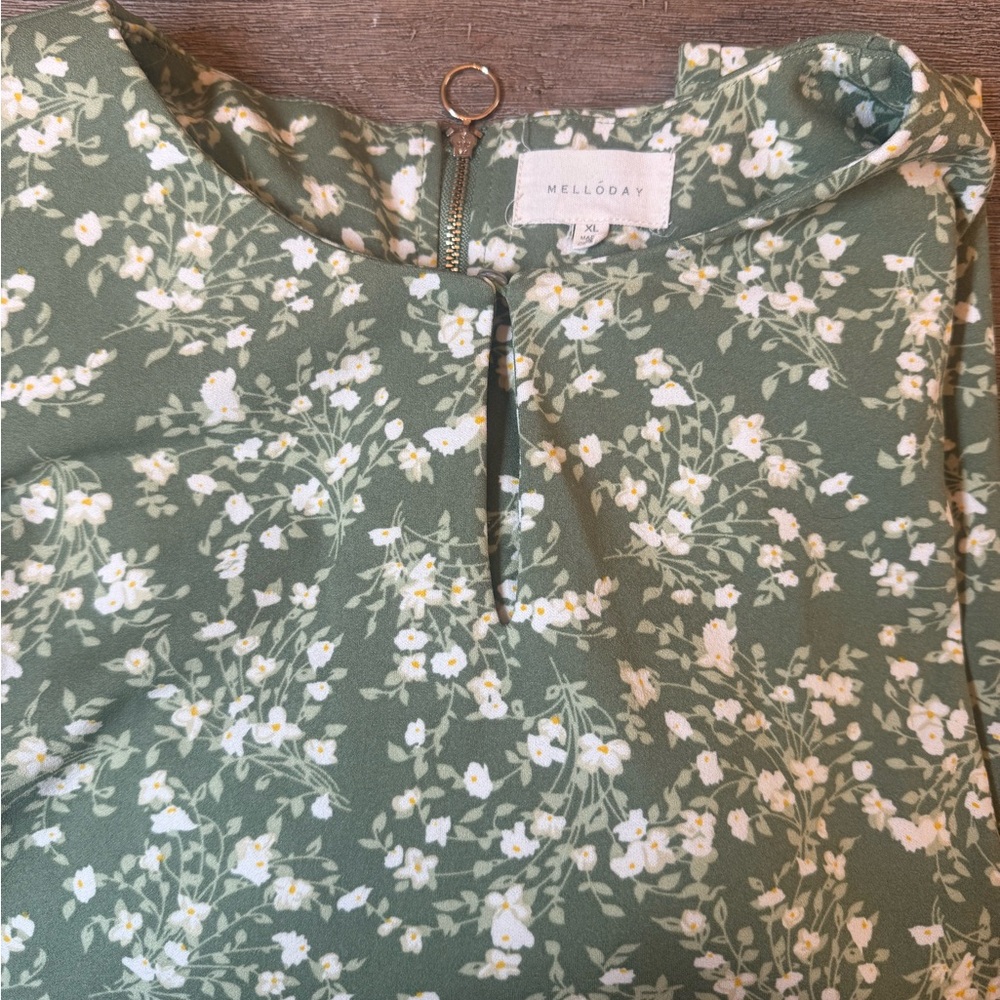 MELLODAY Sage Green Top with White Floral Print